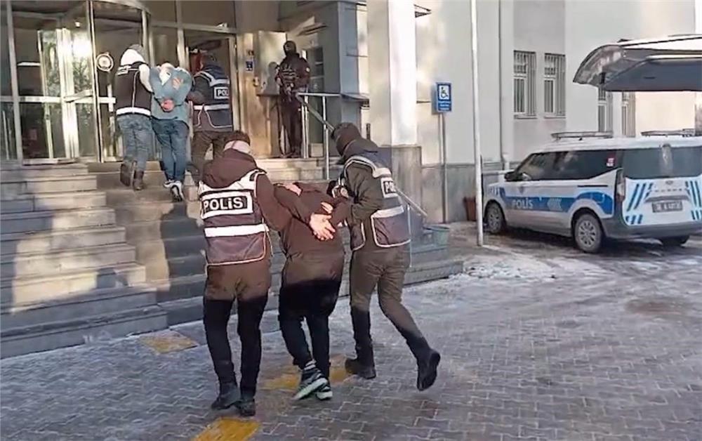 Kayseri’de özel ekip, cezaevi firarisi 2 şahsı yakaladı