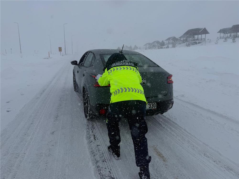 Kayseri’de Yoğun Kar Yağışı Ulaşımı Aksattı