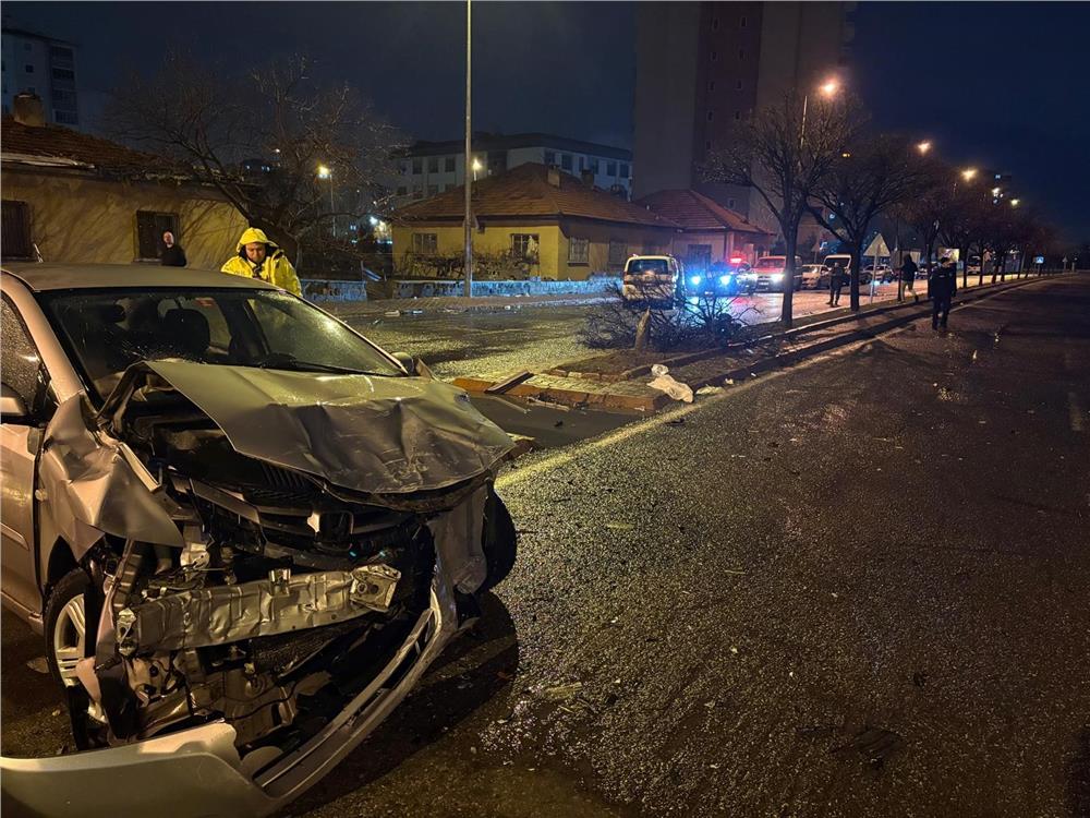 Kazada savrulan otomobil ağacı ikiye böldü: 4 yaralı