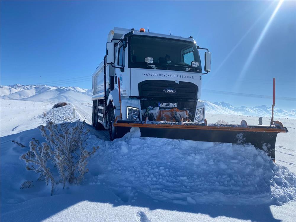 Kırsalda kapalı yol kalmadı: Büyükşehir 266 mahalle yolunu ulaşıma açtı