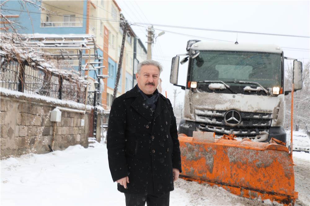 Melikgazi ekipleri 58 mahallede kar küreme çalışması yaptı