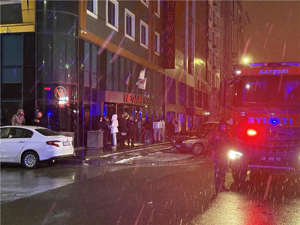 Otel bodrumunda çıkan yangın paniğe neden oldu