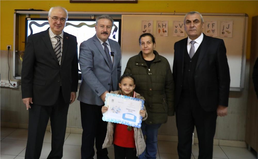 Palancıoğlu, yarıyıl tatiline çıkan öğrencilere karnelerini verdi