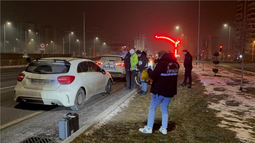 Polise çarpıp kaçan şahıs, olay yerine gelince yakayı ele verdi: 1’i polis 2 yaralı