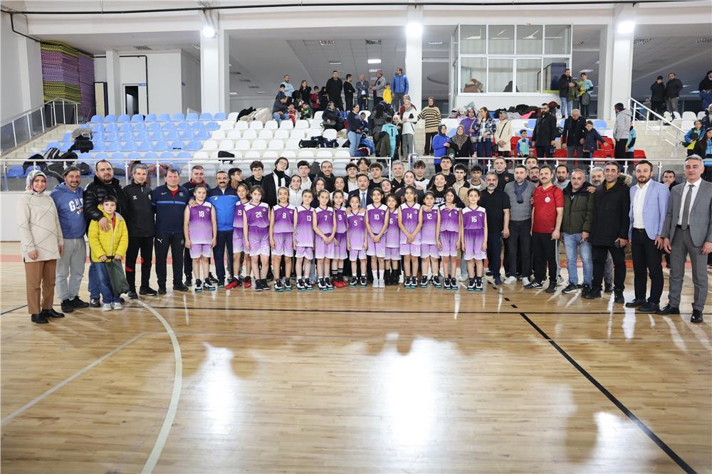 Şehir protokolü ile ERVA Sporcuları futbol maçında karşı karşıya geldi