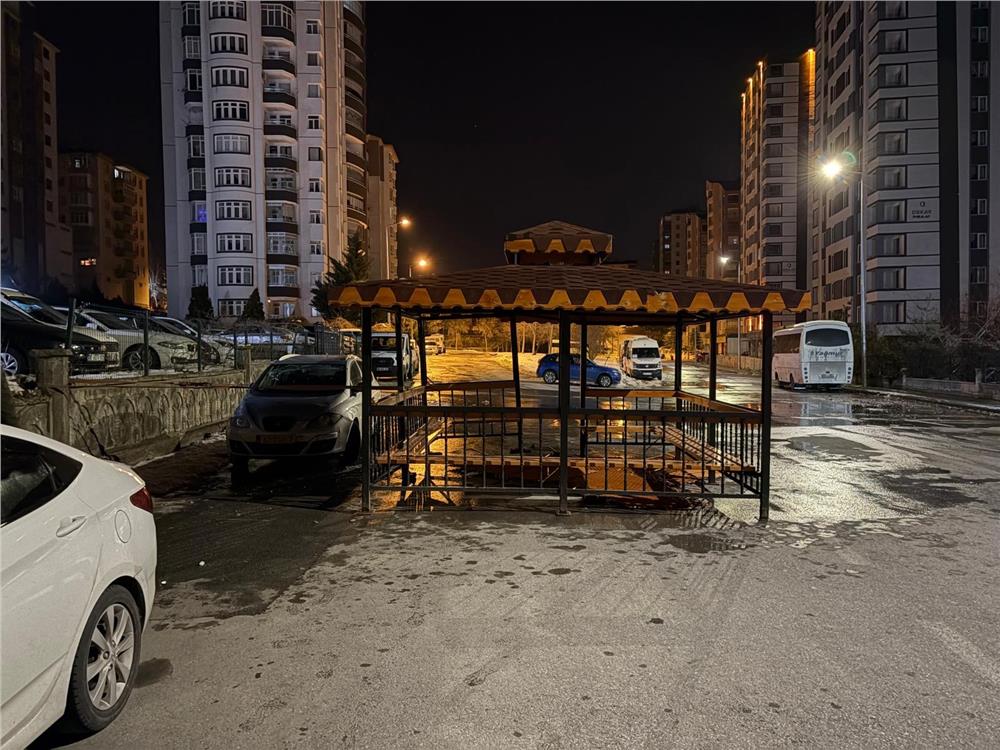 Şiddetli rüzgar, söktüğü kameriyeyi bozmadan yola kondurdu