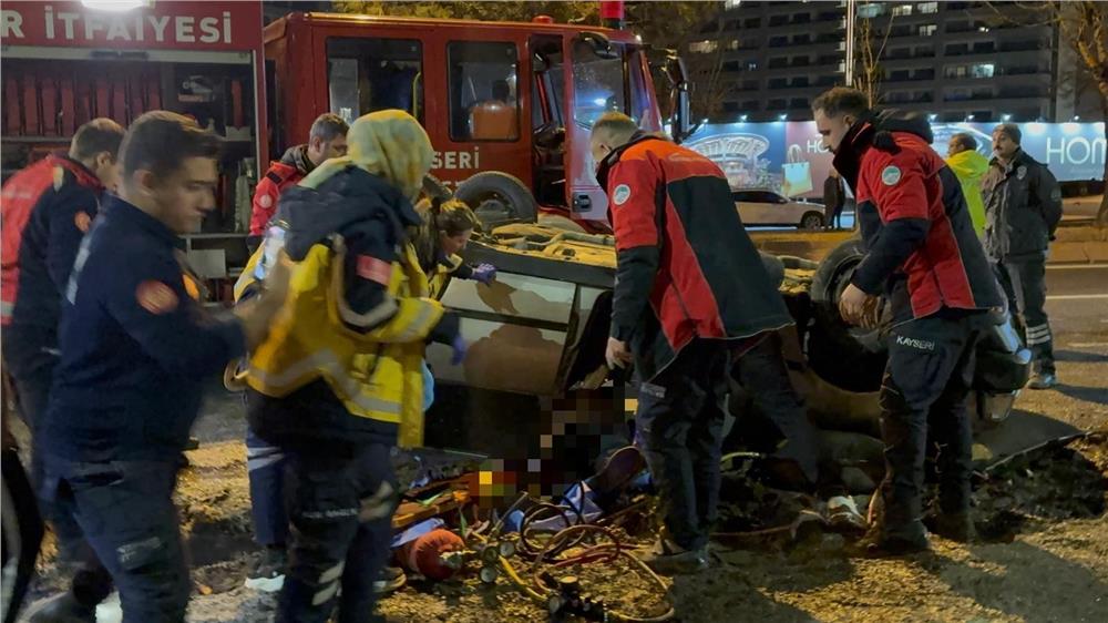 Takla atan otomobilde sıkışan arkadaşının başından ayrılmadı