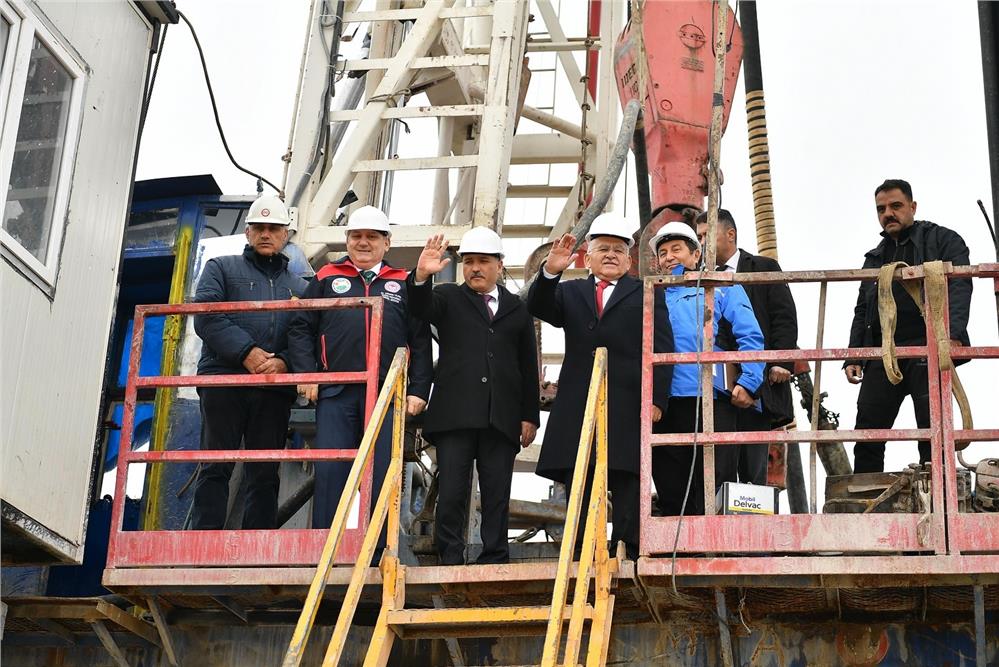 Vali Çiçek ve Başkan Büyükkılıç, Elmalı Jeotermal Kaynaklı Sera OTB’yi inceledi