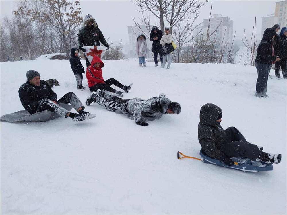 Yeni yılın ilk gününde Beleş Tepe’de poşetli kayak keyfi