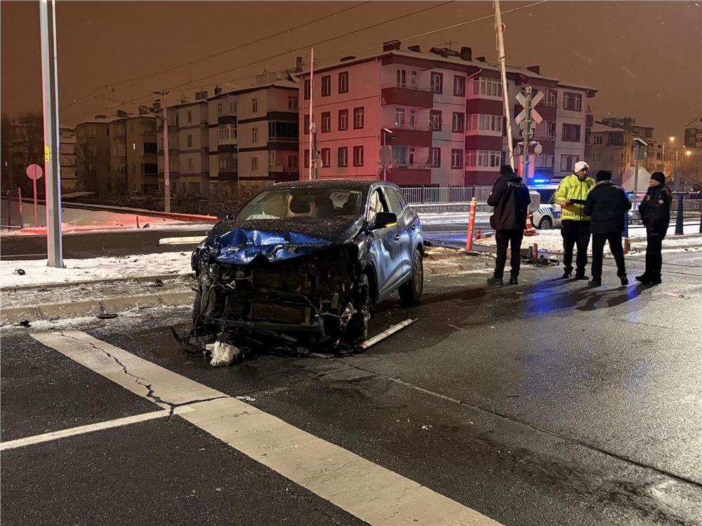 Yük treniyle çarpışan SUV aracın sürücüsü yara almadan kurtuldu