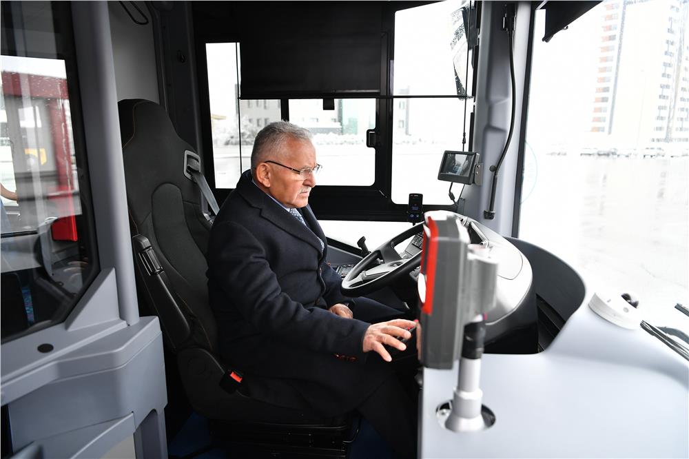 Başkan Büyükkılıç, çevreci ve yenilenebilir elektrikli otobüs ile bisikletleri inceledi