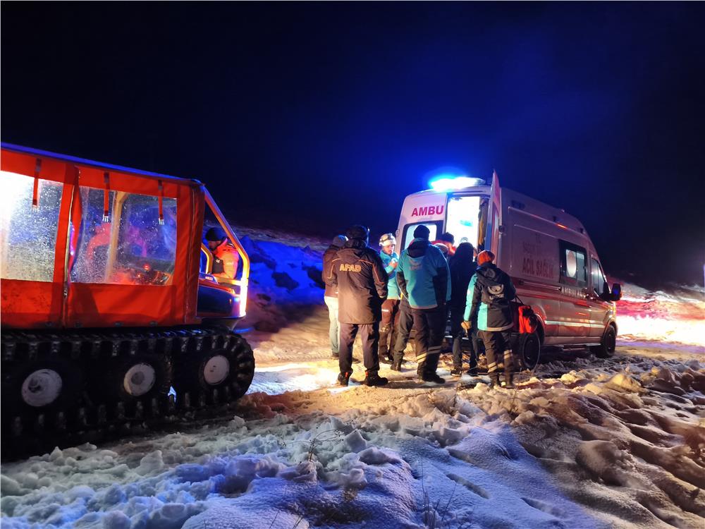 Donma tehlikesi geçiren 3 işçiyi ekipler kurtardı