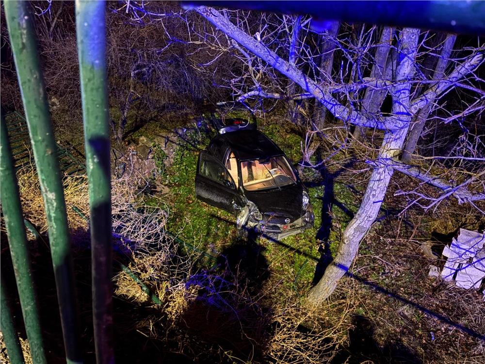 Ehliyetsiz sürücü 5 metrelik bahçe duvarından uçtu: 1 yaralı