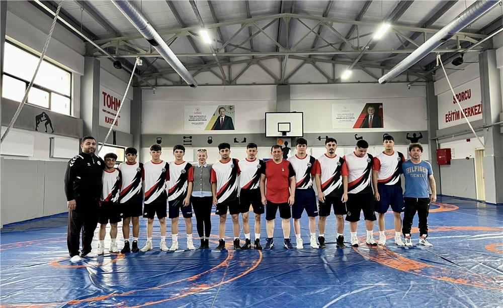 Gençlik ve Spor İl Müdürü Kabakcı güreşçilerle mindere çıktı