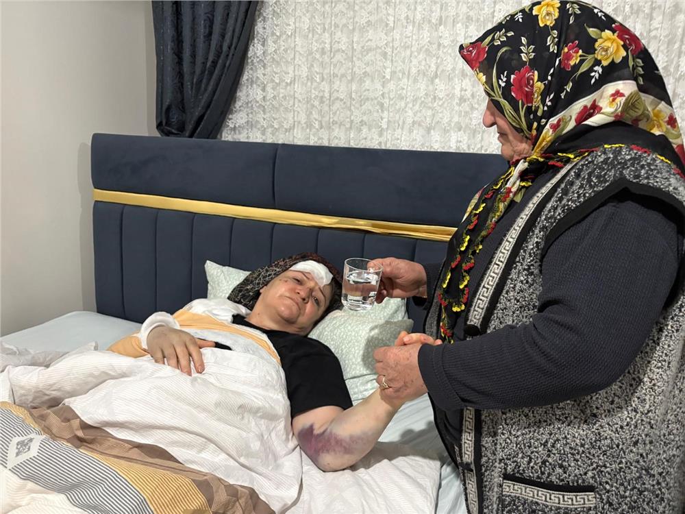 Kayseri'de aracın, refüjdeki yayaların arasına daldığı kazada kamerada