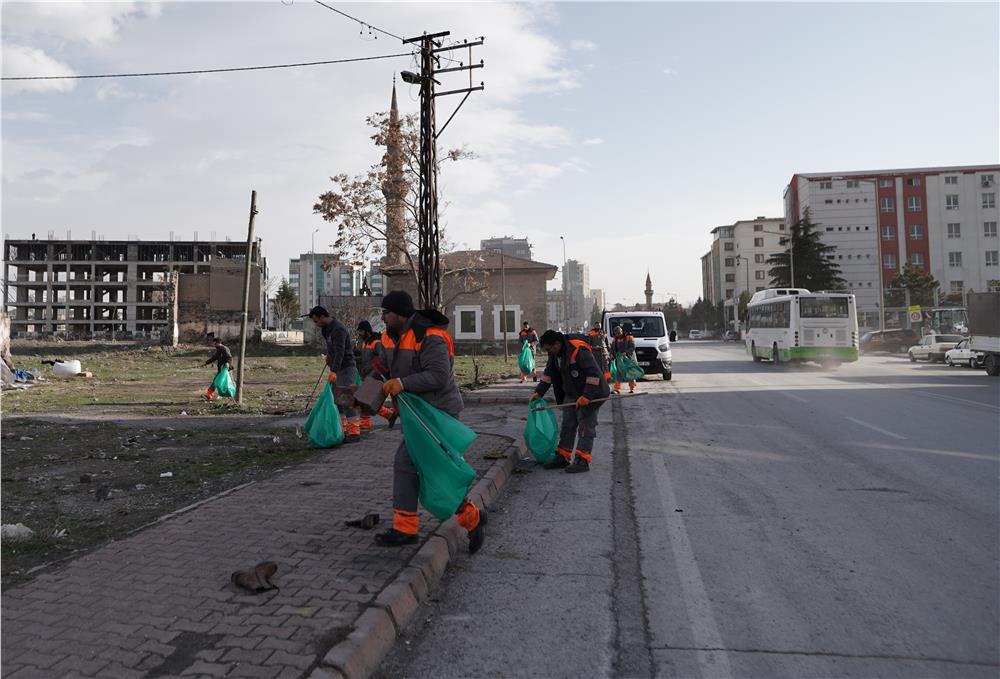 Melikgazi’de şiddetli rüzgarın etkileri temizlendi