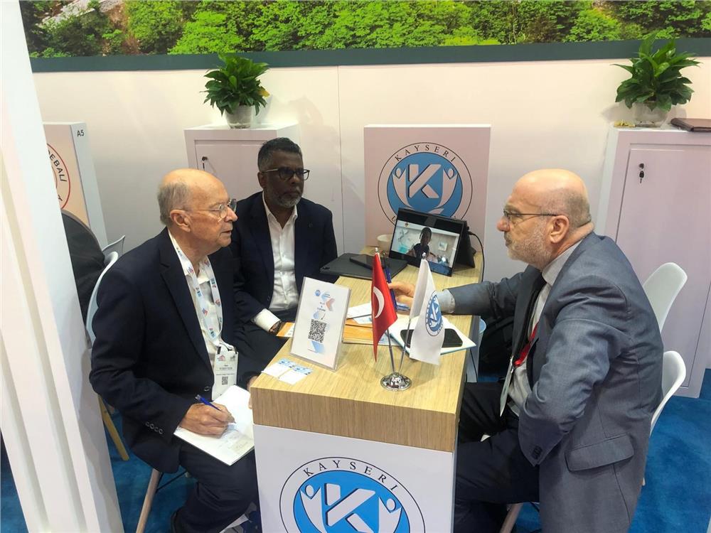 Rektör Karamustafa, Hong Kong'da APAIE Uluslararası Etkinliği’ne katıldı