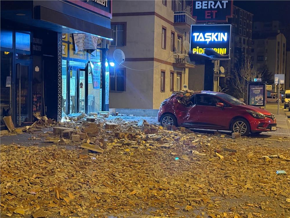 Şiddetli rüzgar binanın duvarını uçurdu