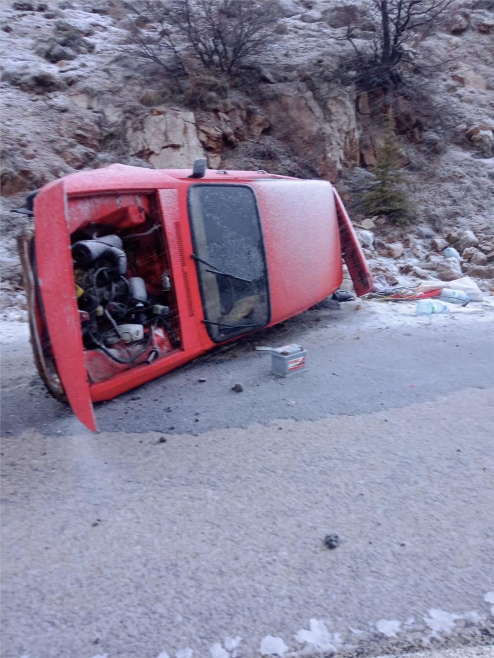 Şiddetli rüzgar otomobili yan yatırdı