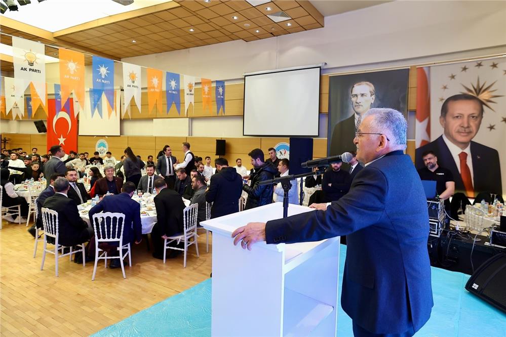 Başkan Büyükkılıç, gençlerle iftar sofrasında buluştu