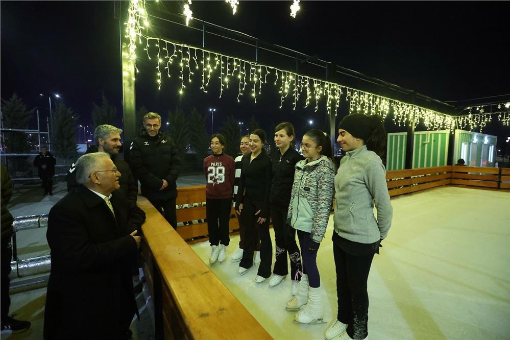 Başkan Büyükkılıç'tan gençlere müjde: Açık hava buz pateni pisti