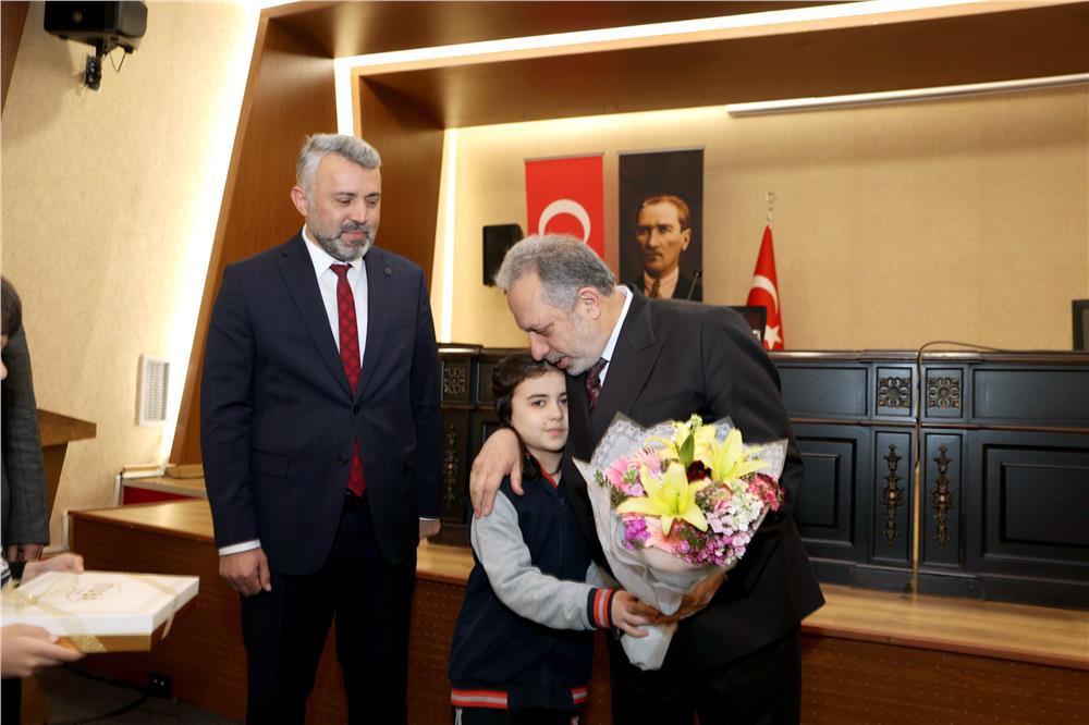 Başkan Yalçın'dan miniklere yerel yönetim dersi