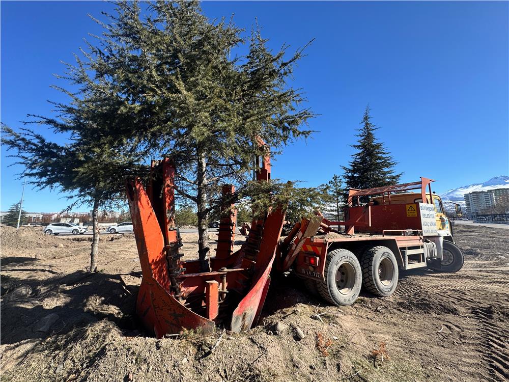 Büyükşehir’den doğaya duyarlı çalışma: Kartal Kavşağı Projesi öncesi ağaçlar taşınıyor