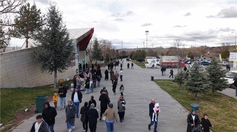 Büyükşehirin hayvanat bahçesi bayramda doldu taştı