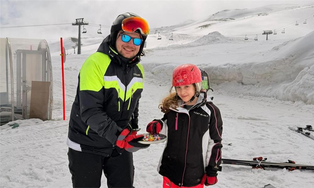 Erciyes'te kayak tutkunlarına bayram şekeri ikram edildi