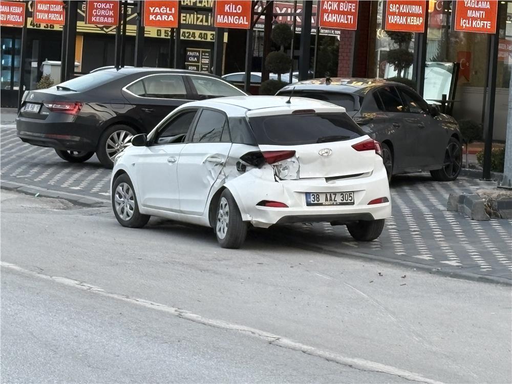 İki otomobil ve tramvayın karıştığı kazada 2 kişi yaralandı