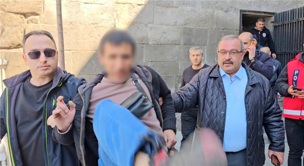 İntihardan vazgeçti, gazeteciye saldırdı