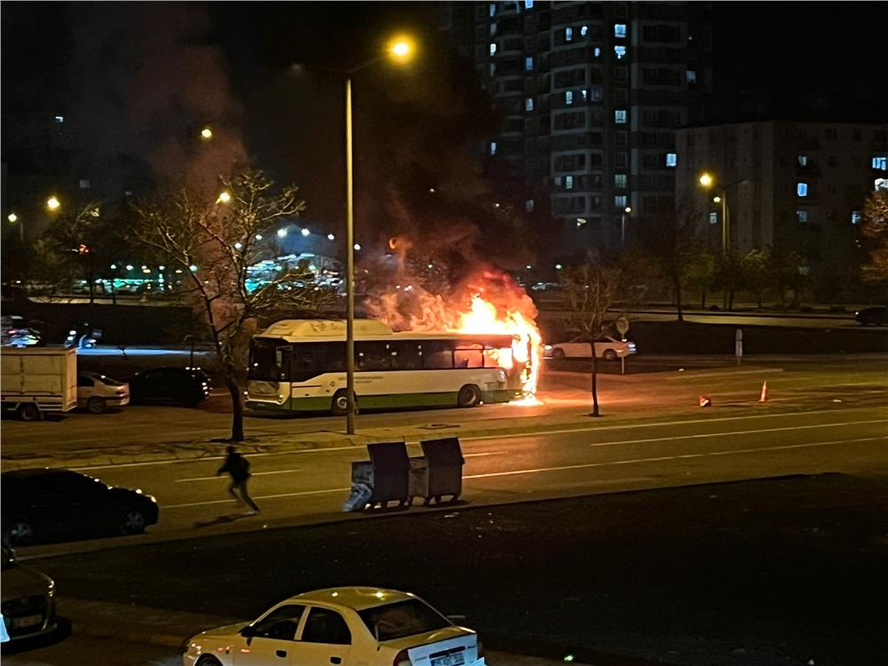 Kayseri'de halk otobüsü alev aldı.