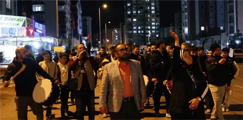 Kayseri’de mahalleliden ‘Kabe'de Hacılar’ performansı