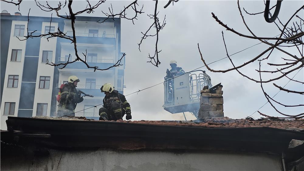Kayseri'de müstakil evde yangın: 6 aylık bebek hastaneye kaldırıldı