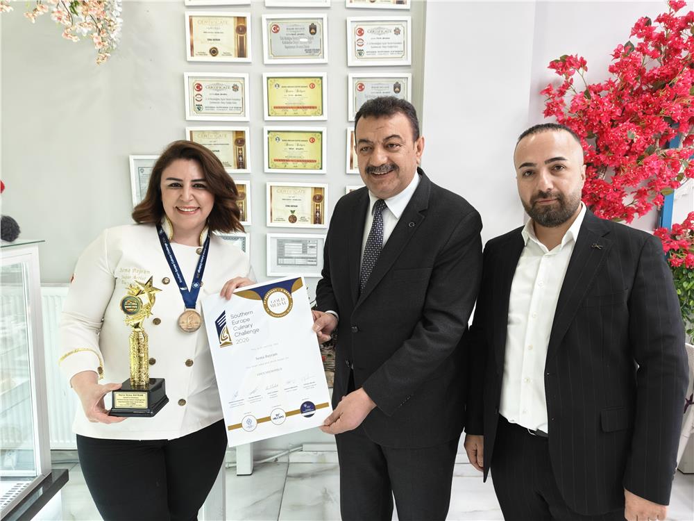 Kayserili pasta şefi Yunanistan'da Türk bayrağını dalgalandırdı