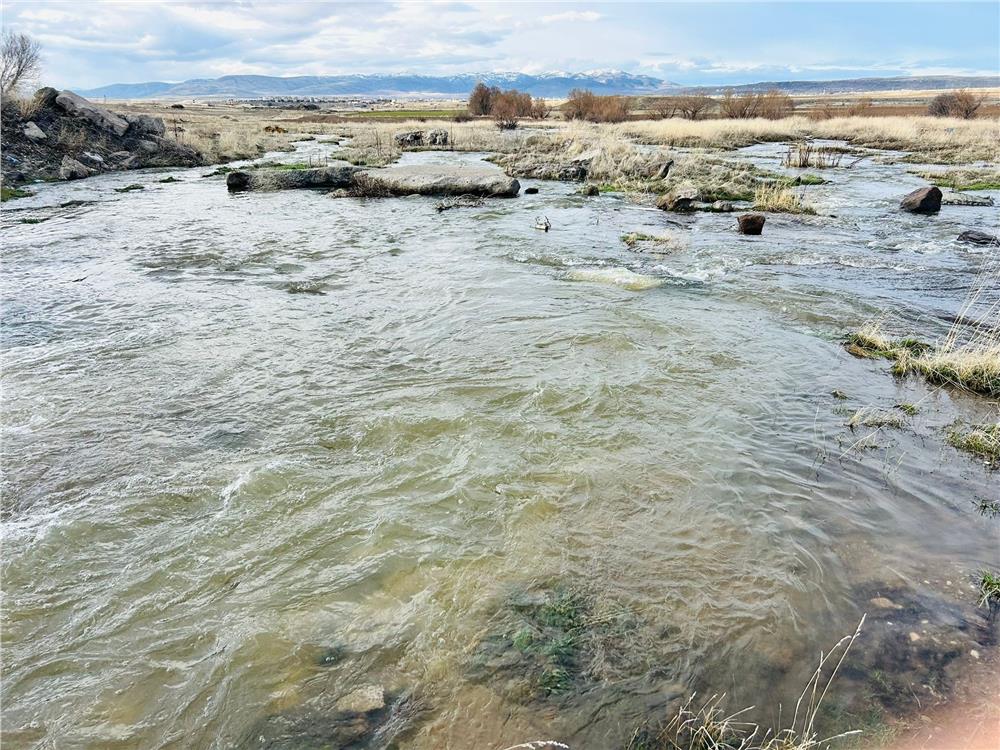 Kayseri'nin bir ilçesinde baharın habercisi dere suları akmaya başladı