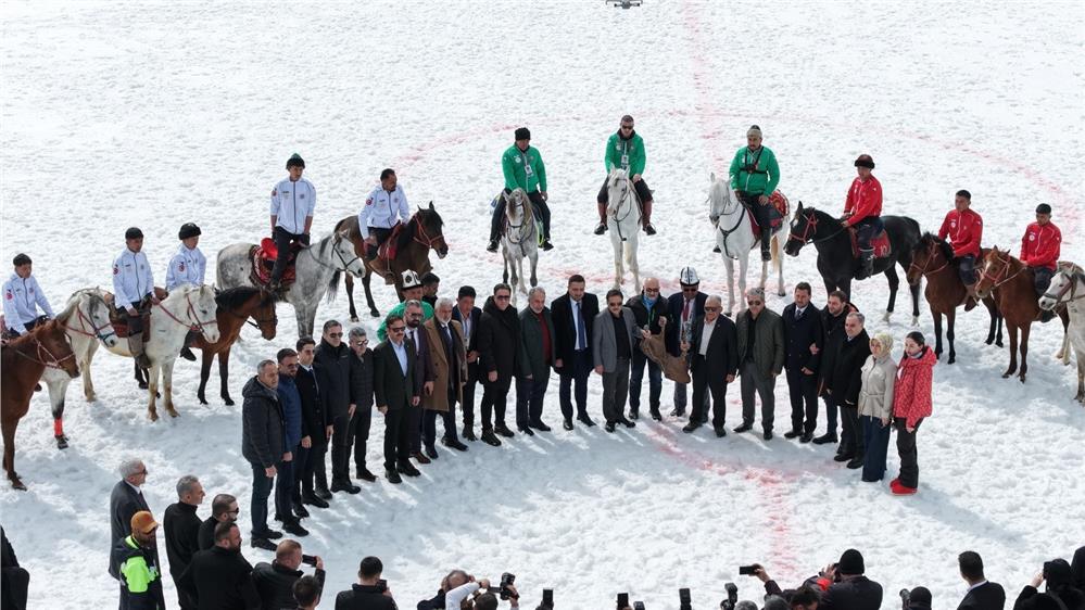Kökbörü ve Kızak Şampiyonası 5 bin kişiyi Erciyes'te buluşturdu