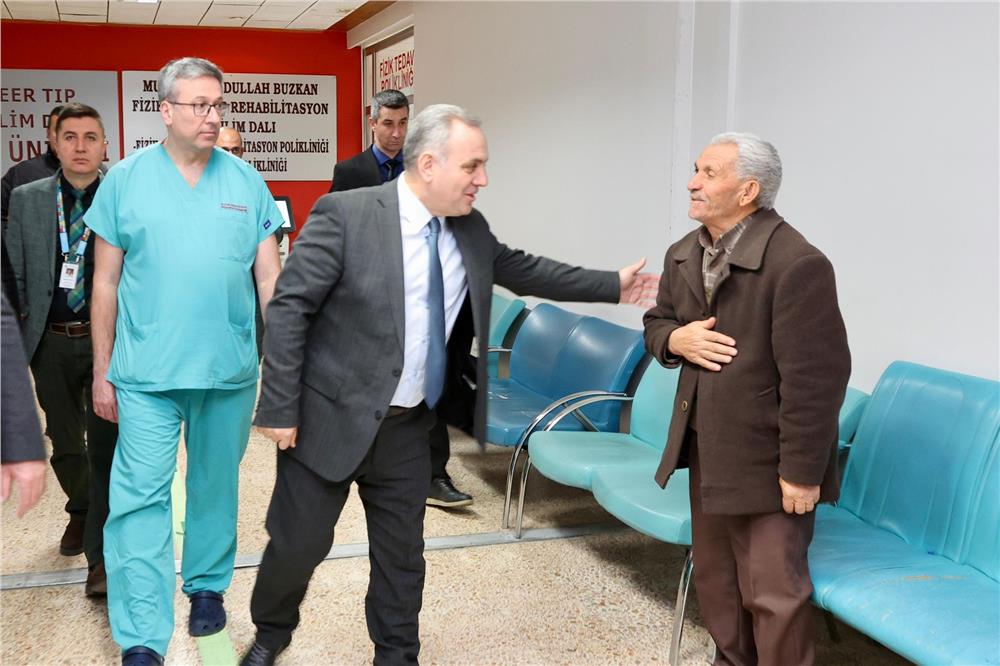 Rektör Altun’dan hastane personeline ziyaret