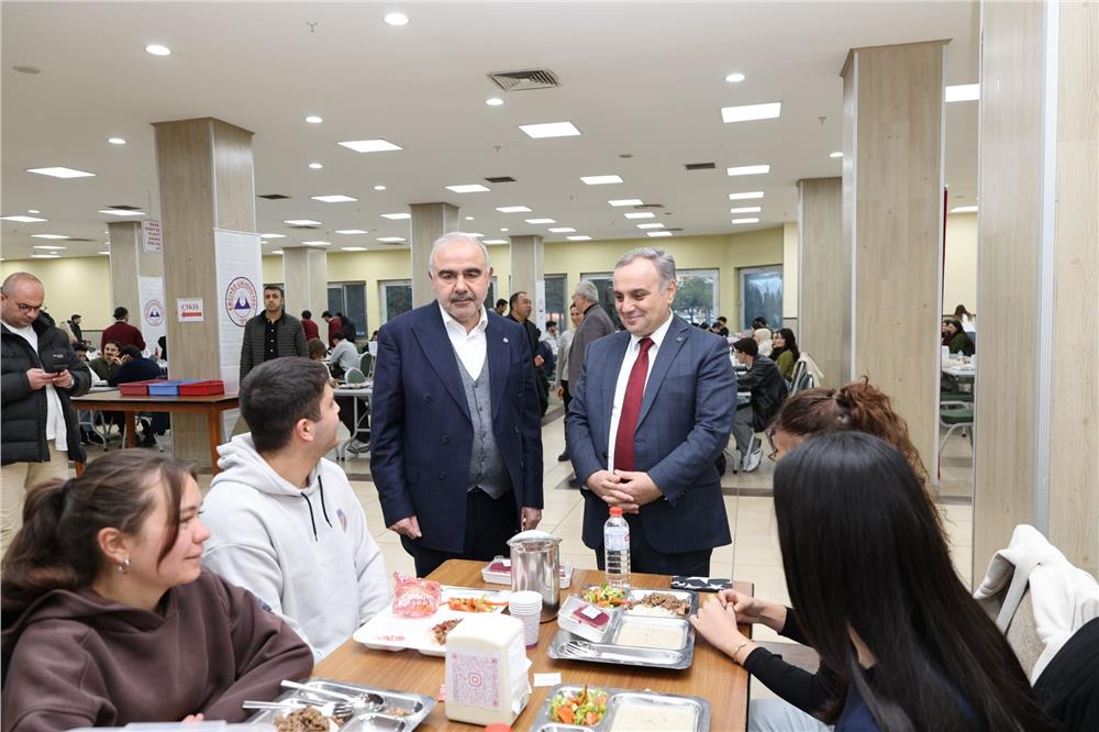 Rektör Prof. Dr. Altun, öğrenciler ile iftar yaptı