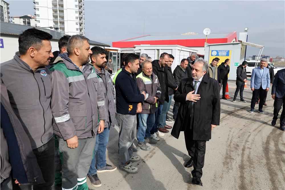 Talas’ta bayram coşkusu: Başkan Yalçın personelle kucaklaştı