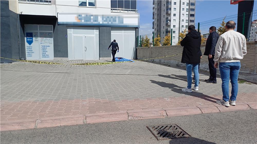 Üçüncü kattan düşen yaşlı adam öldü