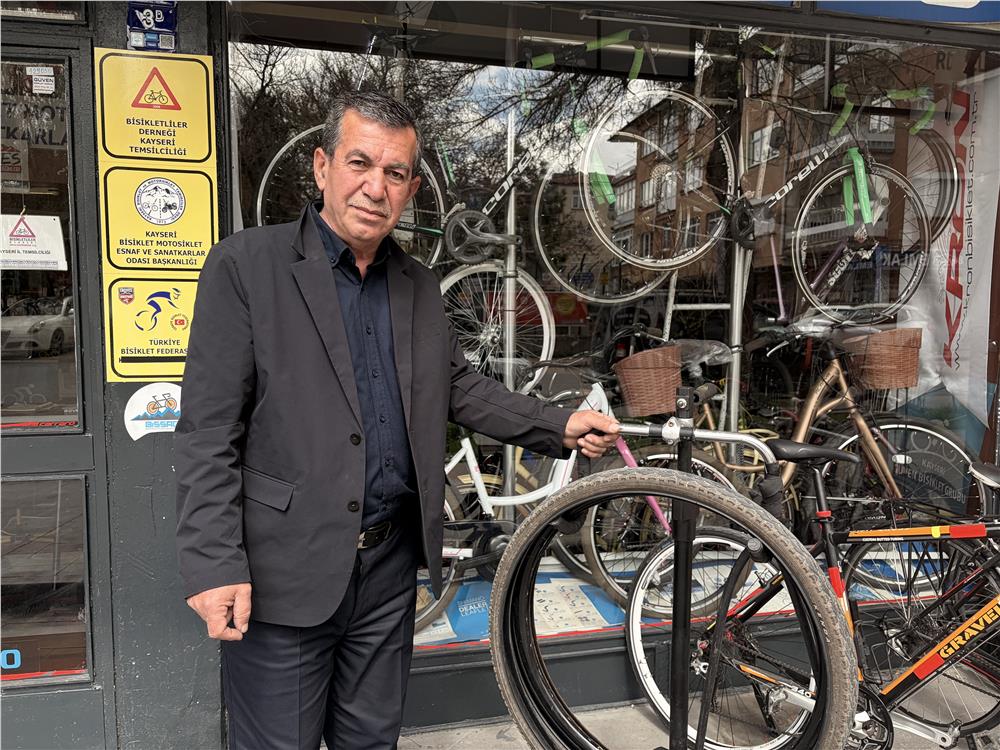 Askıda bisiklet parçaları, çocukların yüzünü güldürüyor