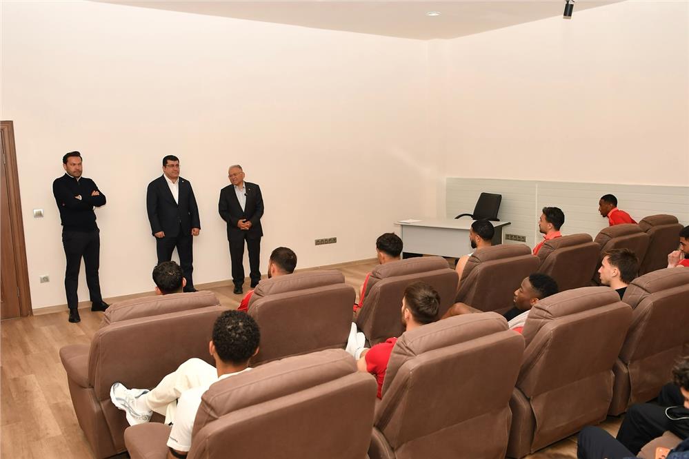 Başkan Büyükkılıç’tan zorlu maç öncesi Kayserispor’a ‘moral’ ziyareti