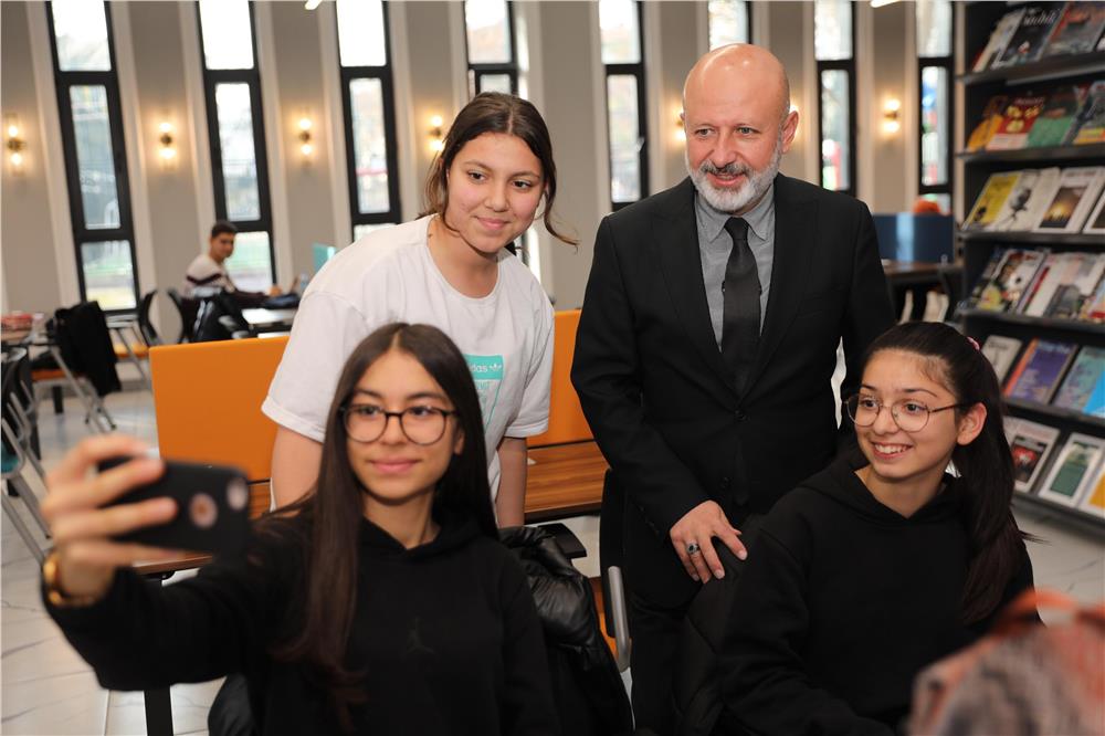 Çolakbayrakdar: Hizmetlerimizle okuyan bir nesil yetiştiriyoruz