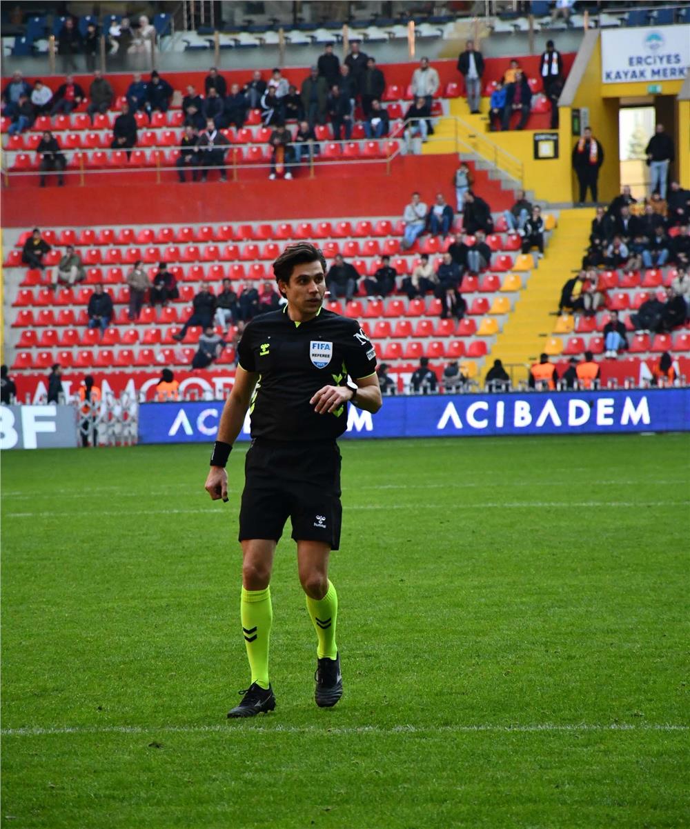 Kasımpaşa - Kayserispor Süper Lig maçını Mehmet Türkmen yönetecek