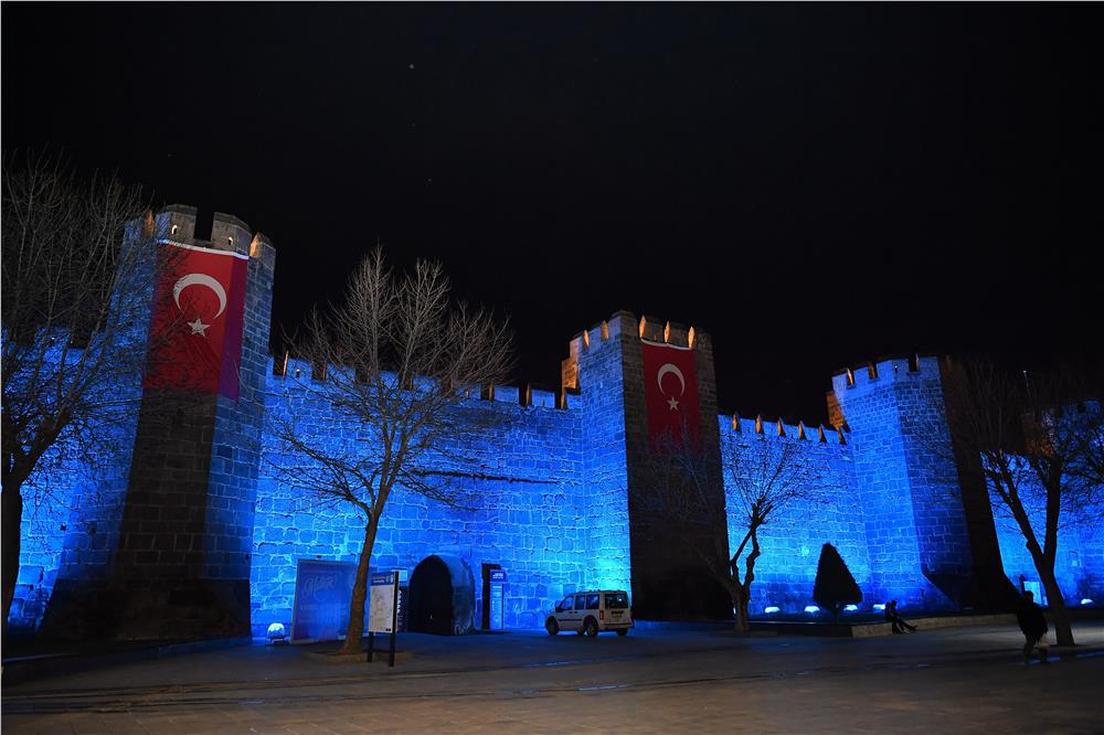 Kayseri Büyükşehir, tarihi surları mavi ışıkla aydınlatarak otizm farkındalığına dikkat çekti