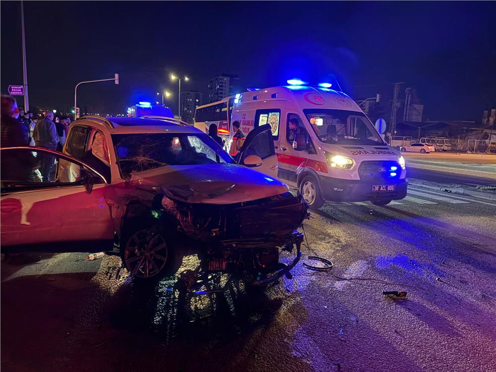 Kayseri’de SUV araç ile otomobil çarpıştı: 3’ü ağır 4 yaralı