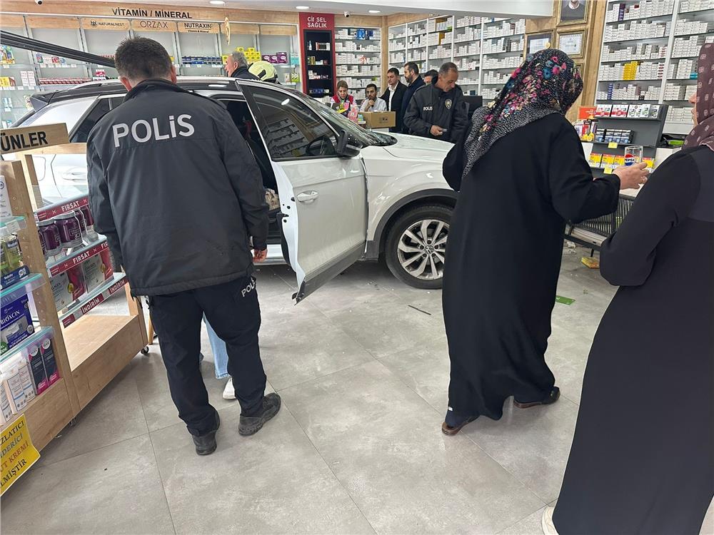 Kontrolden çıkan otomobil eczaneye daldı: 1 yaralı