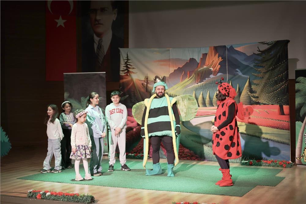 'Ormanlar Kralı Ağustos Böceği' oyunu çocuklarla buluştu