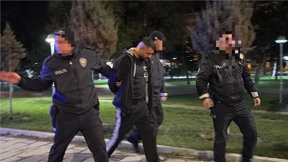 Polisten kaçarken, yola fırlattığı kağıttan uyuşturucu çıktı